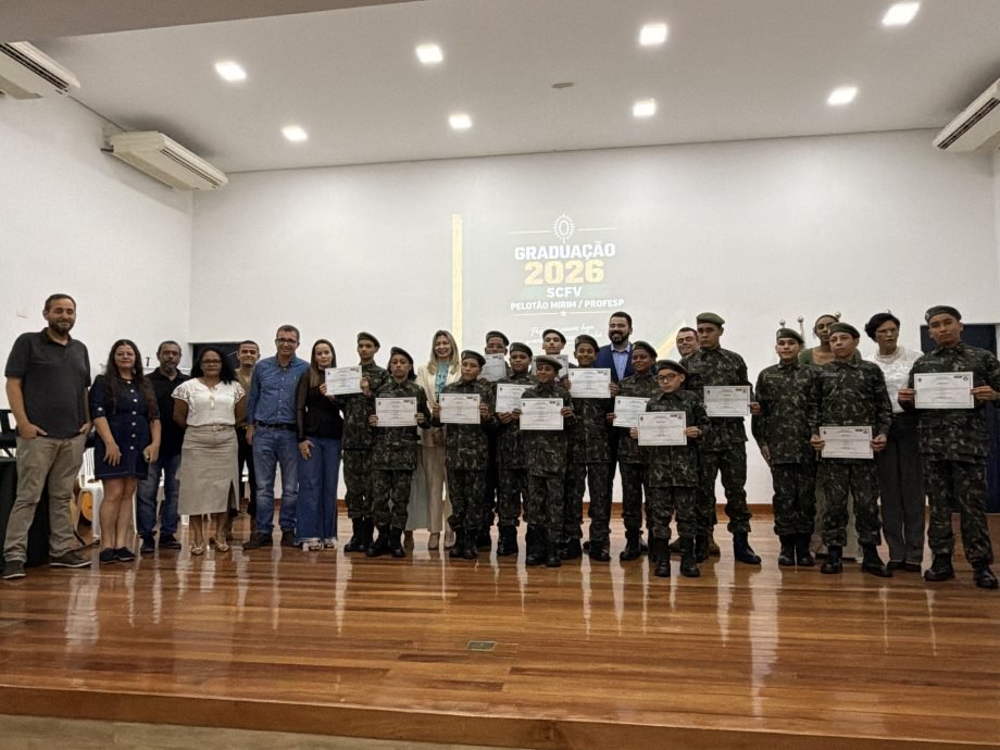 14 jovens recebem novas graduações em formatura do Pelotão Mirim