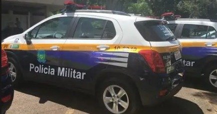 Perseguição Policial Resulta em Acidente: Jovem Ferida e Homem Detido
