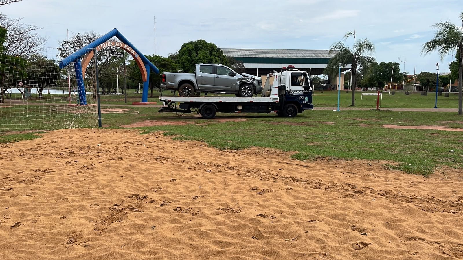 Veículo abandonado com danos é removido por equipes de trânsito próximo à Lagoa Maior
