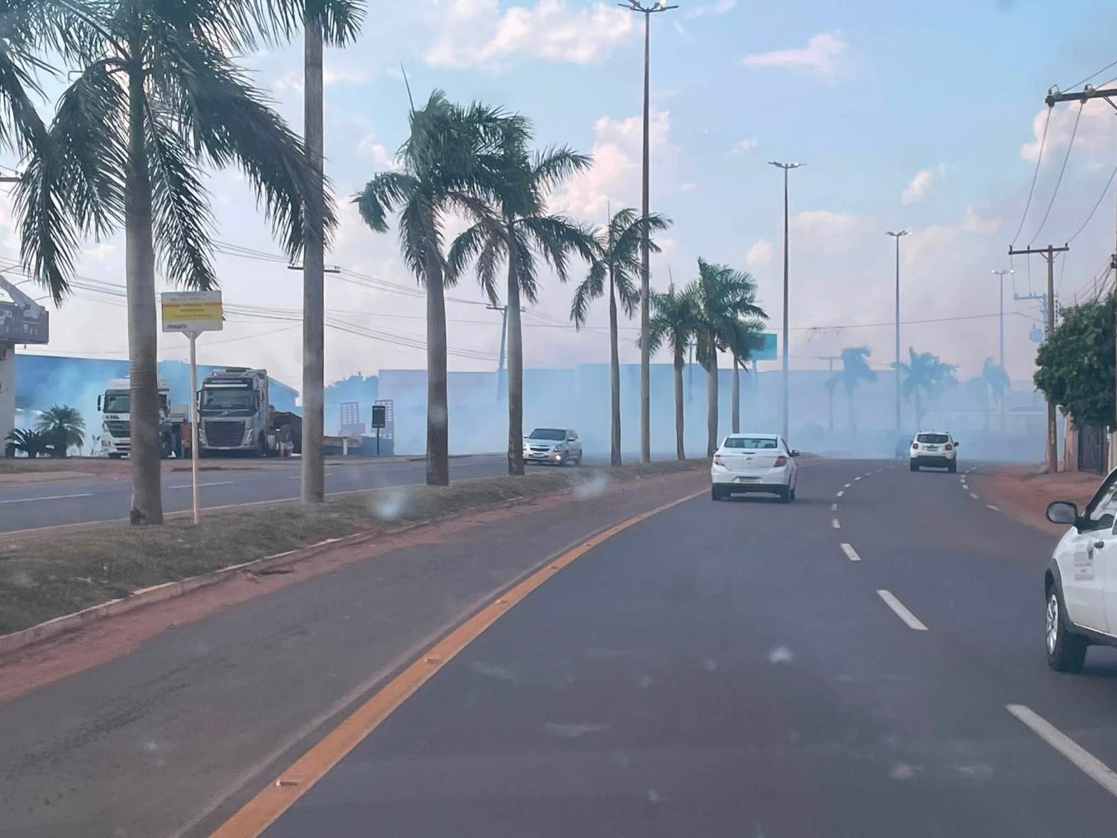 Em Três Lagoas, fumaça cobre a Avenida Ranulfho Marques Leal e coloca condutores em perigo