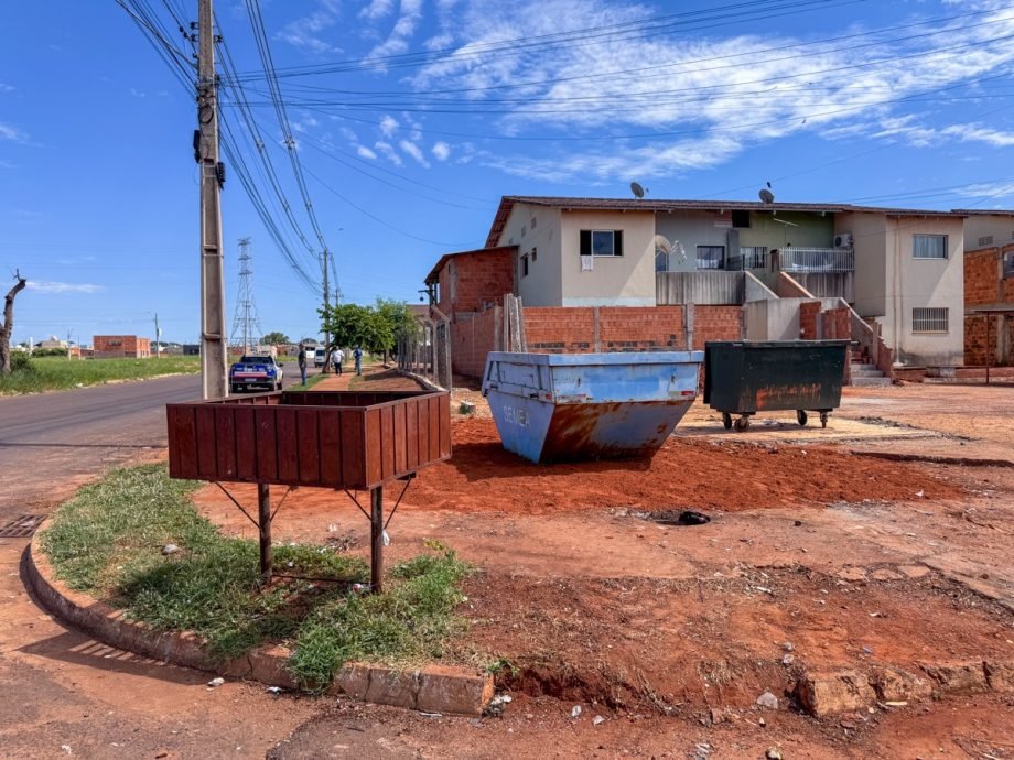 Prefeitura instala caçambas no Novo Oeste para descarte correto de lixo