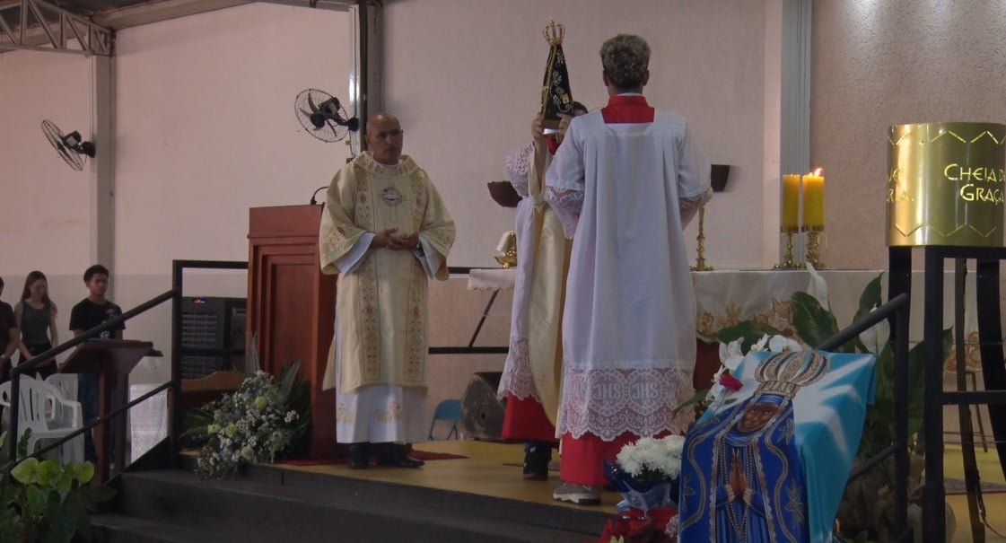 Paróquia Nossa Senhora Aparecida mobiliza fiéis em missas e procissão