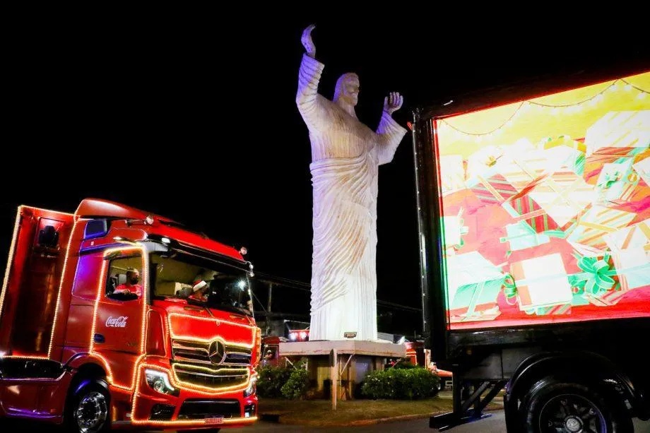 5 caminhões iluminados da Coca-Cola percorrem 19 km em Três Lagoas