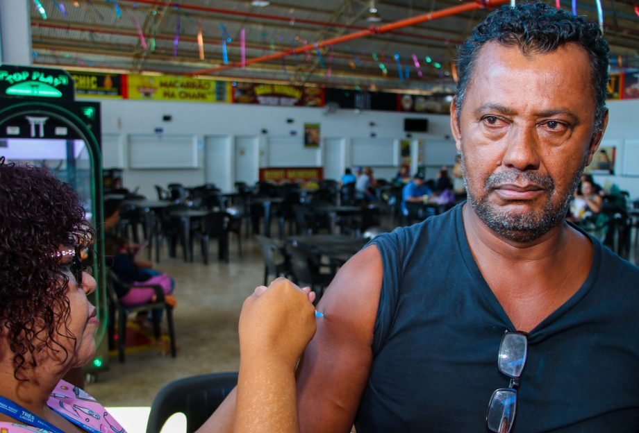 Vacinação contra a gripe, para maiores de 12 anos, será realizada na Feira Central neste sábado (30) com apoio à Campanha do Agasalho