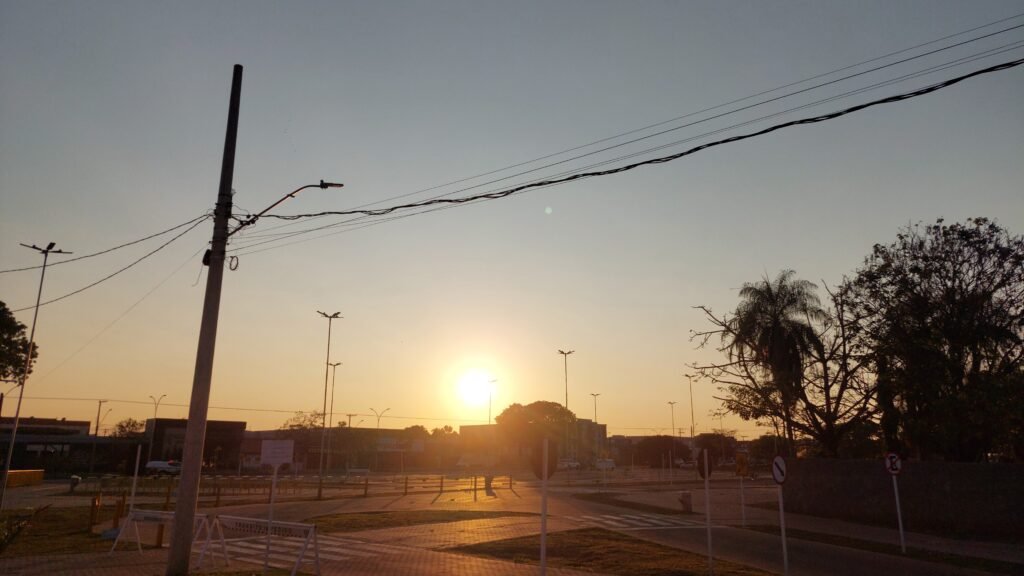 Três Lagoas: Semana começa com calor e sol entre nuvens