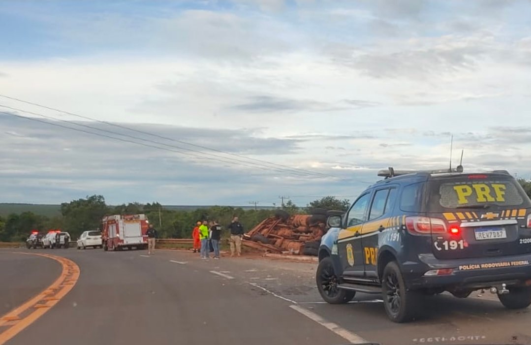 Caminhão com carga de gado tomba na BR-158, próximo ao Córrego da Moeda, entre Três Lagoas e Brasilândia