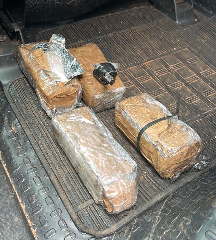 PRF apreende 1,071 quilo de cocaína escondido em estepe na BR-262