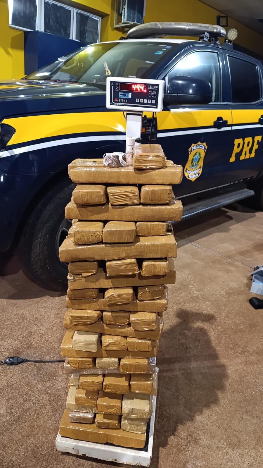 PRF apreende 114 kg de maconha e prende suspeitos na BR-262 em MS