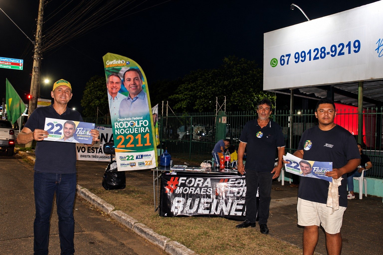 Avenida Filinto Müller recebe ato de apoio a Flávio Bolsonaro com buzinaço