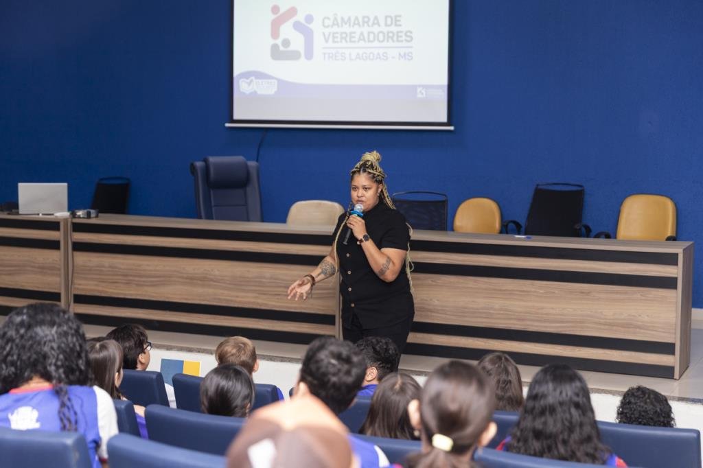 Procuradoria da Mulher recebe alunos em palestra sobre combate à violência contra mulheres