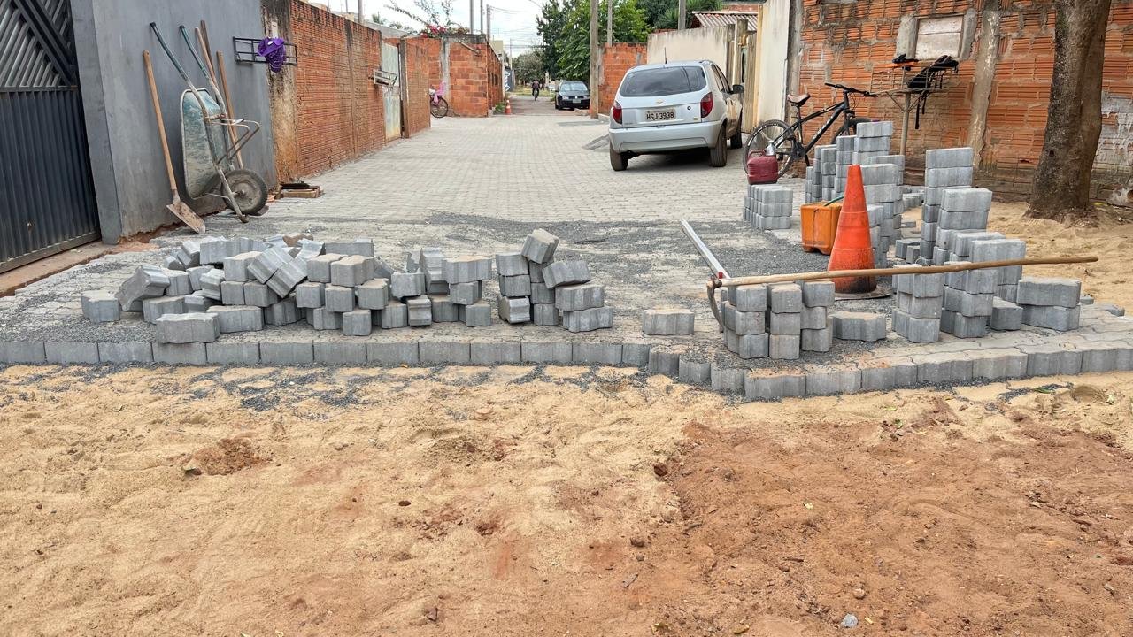 VÍDEO: Rua Santa Branca no Jardim Itamaraty em Três Lagoas, é pavimentada com intertravado