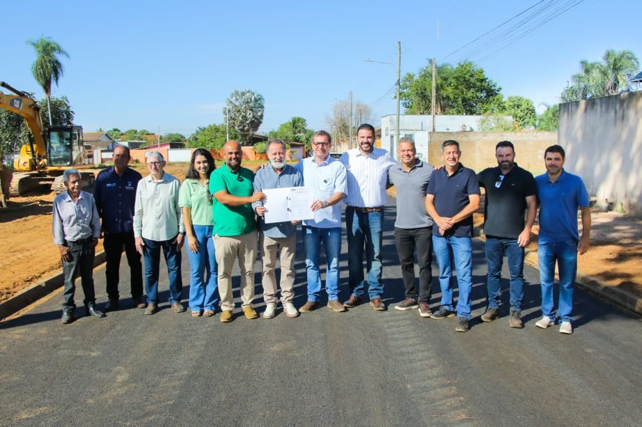 Prefeito dá seguimento às obras de pavimentação e drenagem e assina ordem de serviço no bairro Jardim Itamaraty