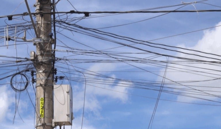 Vereador Pedro Machado cobra soluções para fios soltos e escolas em Três Lagoas