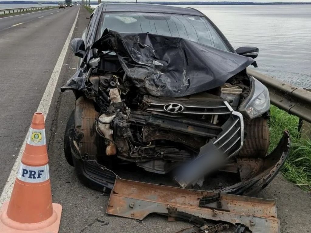 Motorista se distrai com objeto e bate carro na divisa entre MS e SP