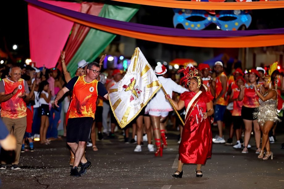 CarnaTrês 2026 encerra com festa, brilho dos blocos e avenida lotada em Três Lagoas