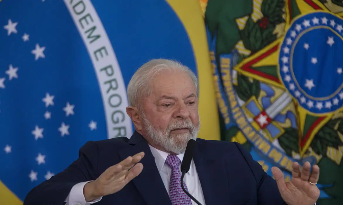 Mesmo à frente nas intenções de voto, Lula encara 52,9% de desaprovação em nova pesquisa