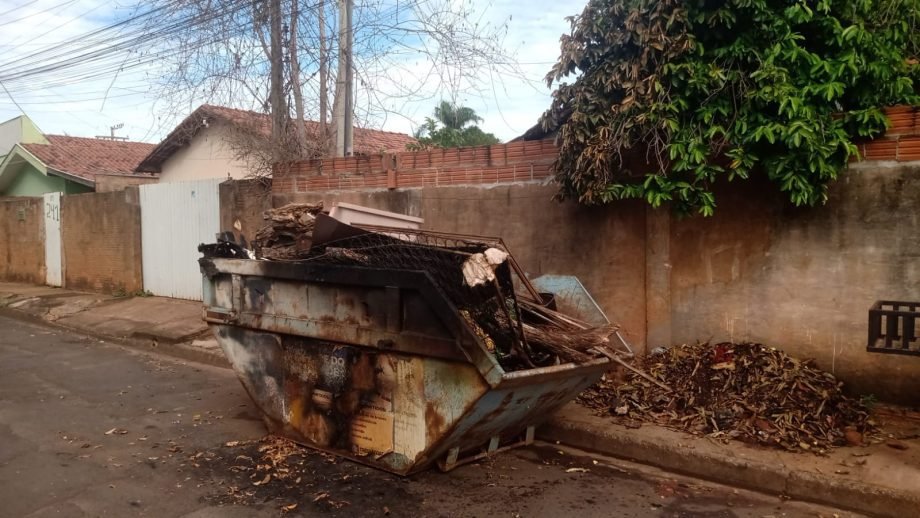 VANDALISMO – Caçamba do Mutirão da Limpeza tem seu conteúdo incendiado no bairro Vila Piloto