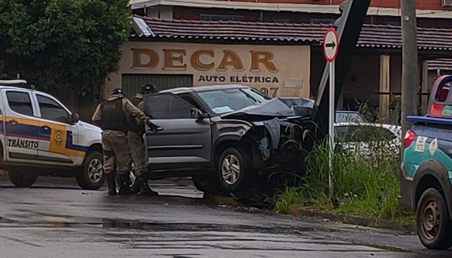 2 pessoas feridas em batida de carro e veículo de gás em Três Lagoas