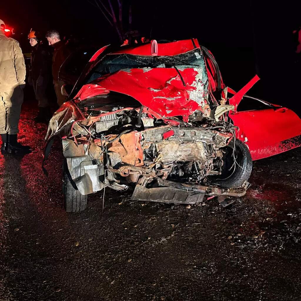 Três mortos em colisão entre Palio e carreta na BR-158