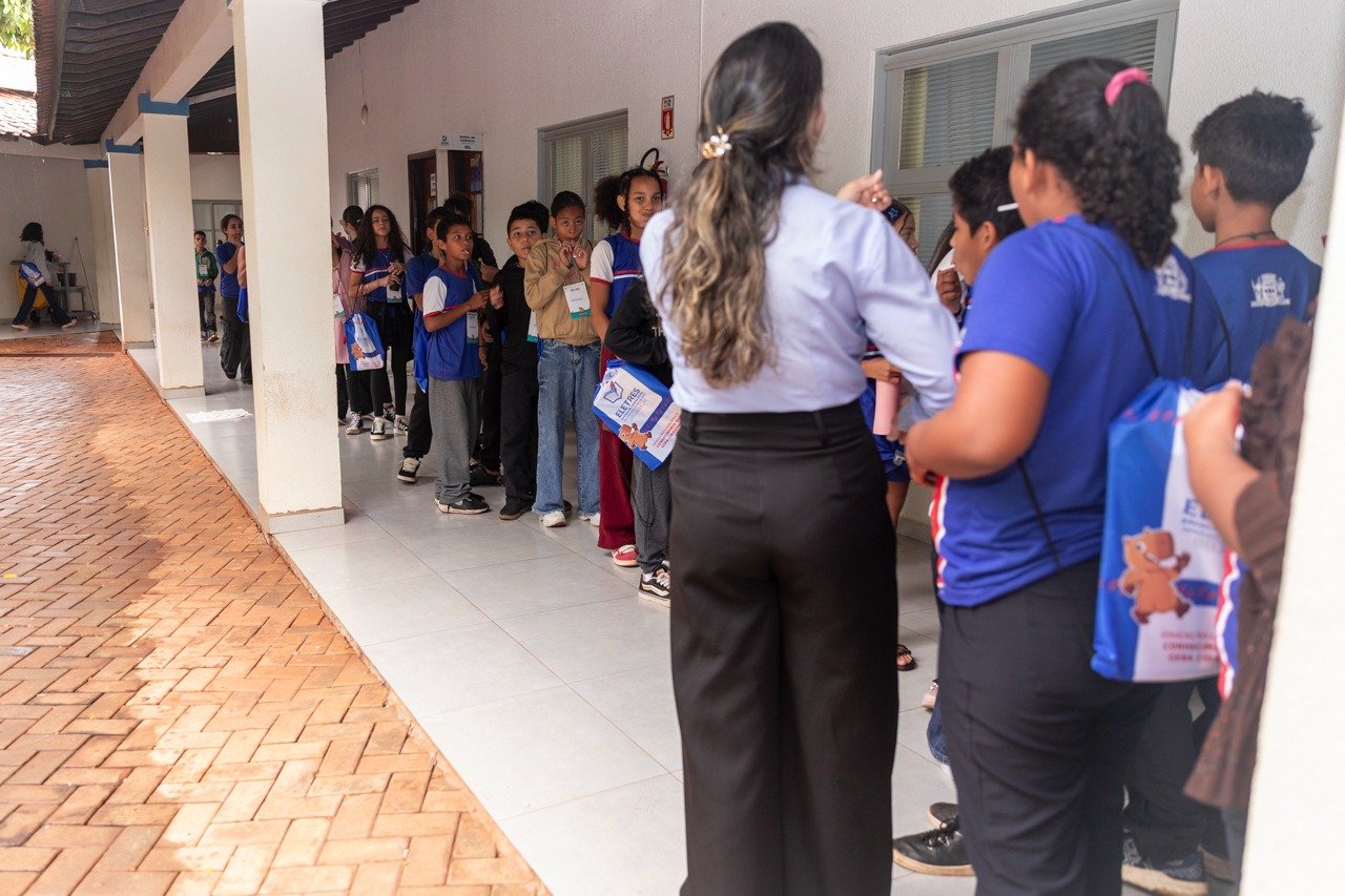 Câmara Municipal acolhe alunos da EM Elaine de Sá em Visita Guiada