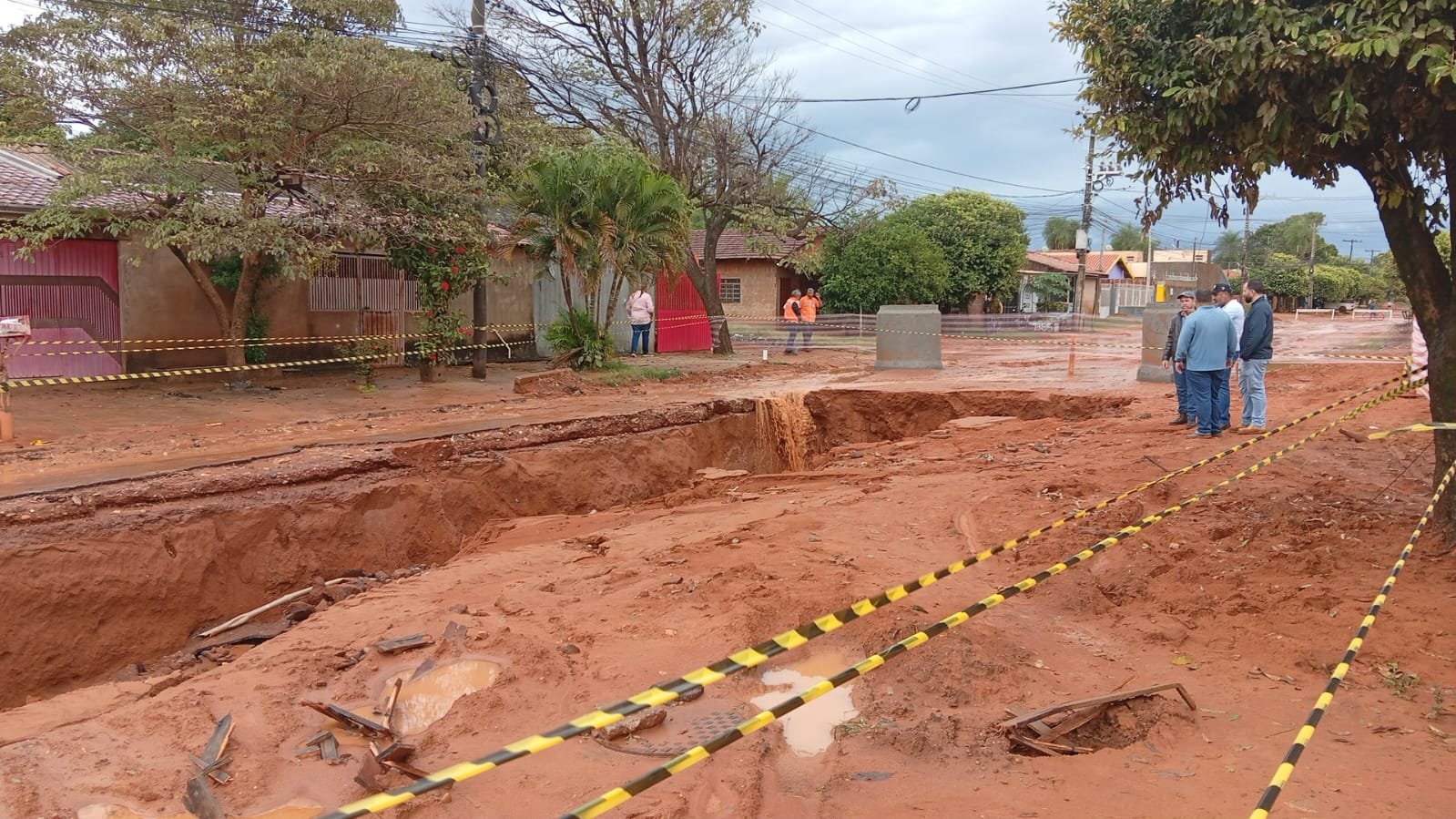 Chuva intensa forma cratera em galeria pluvial e interdita via no Jardim Imperial