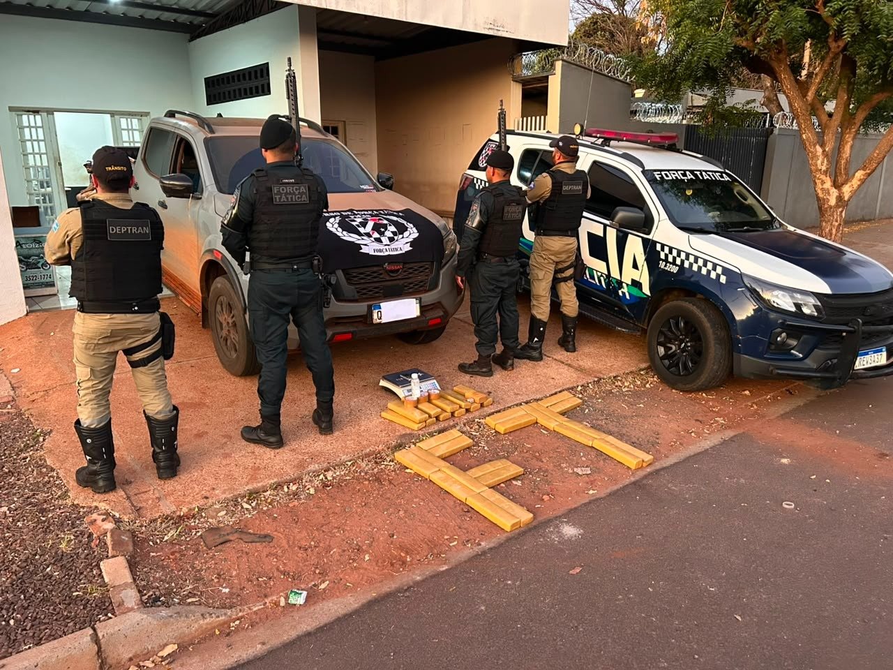 PM desmantela 'guarda-roupa' do tráfico e confisca quase 30 kg de maconha em Três Lagoas