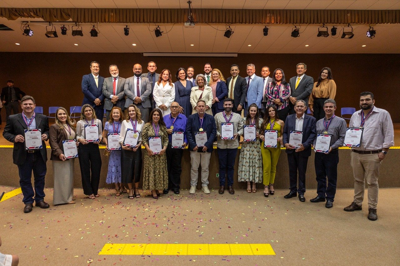 Câmara de Três Lagoas entrega diplomas de mérito a professores, médicos e dentistas