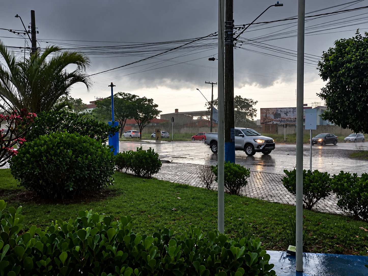 Temporal com vendaval atinge Três Lagoas na abertura da votação