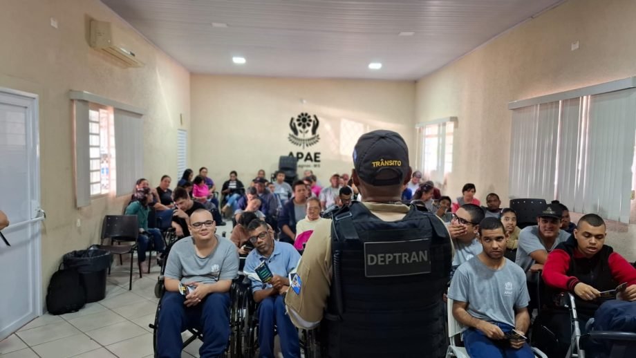 Alunos da APAE recebem orientações de segurança viária do DEPTRAN