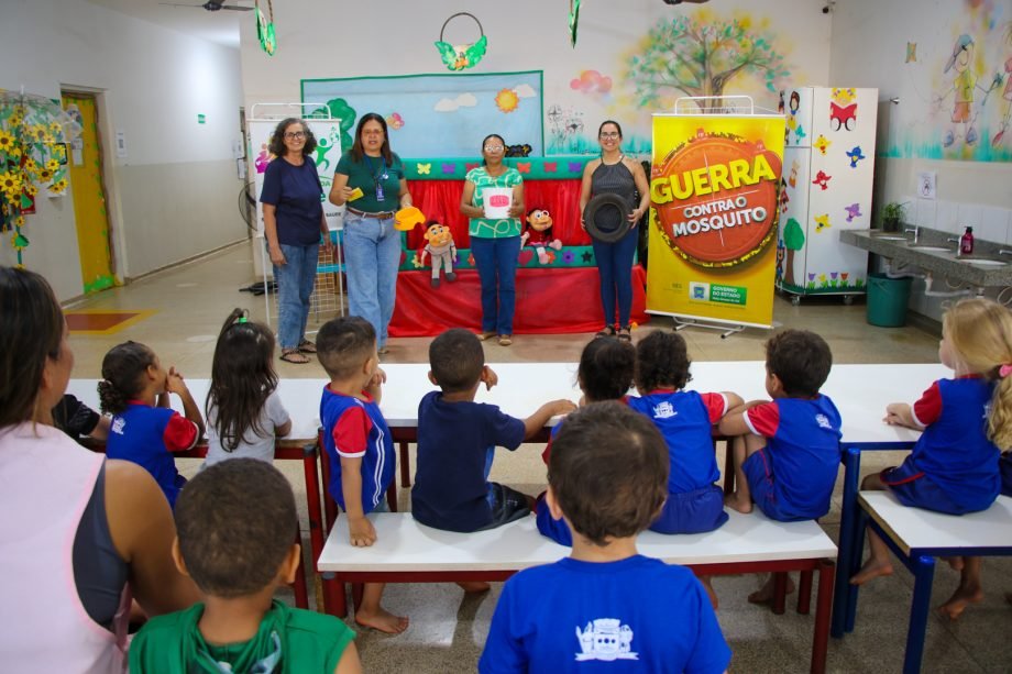 Teatro de fantoches leva conscientização sobre dengue para alunos do CEI Guanabara