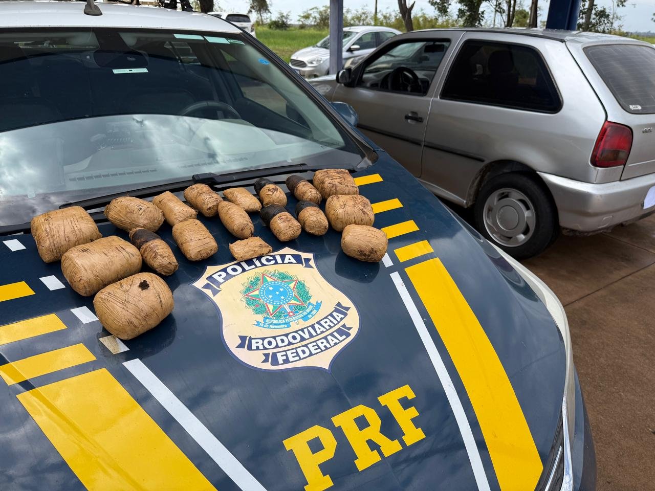 PRF localiza 5,4 kg de haxixe escondidos em veículo na BR 158