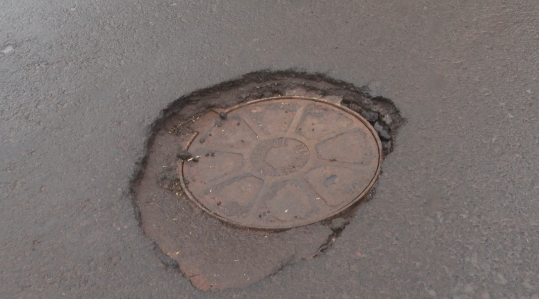 Desníveis de 30 centímetros em tampas de esgoto geram cobrança em Três Lagoas