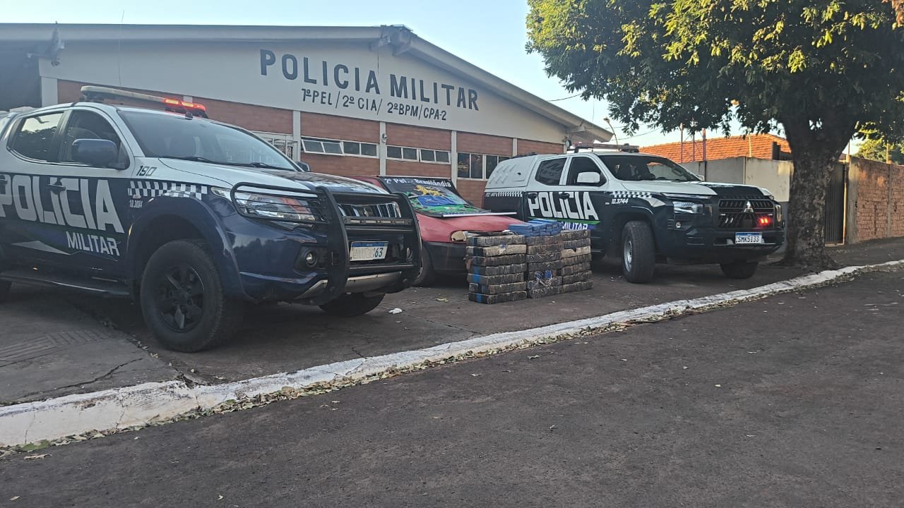 Condutor foge e deixa veículo com 241 kg de maconha
