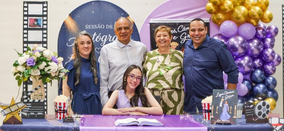 Escritora de 13 anos esgota livro de estreia em tarde de autógrafos