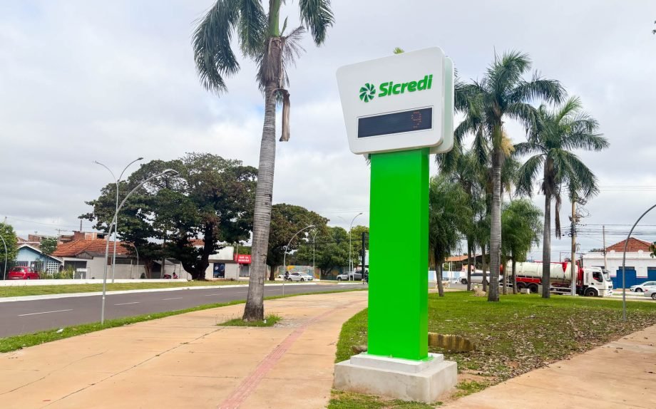 Três Lagoas ganha relógio digital urbano por meio de parceria entre Prefeitura e Sicredi