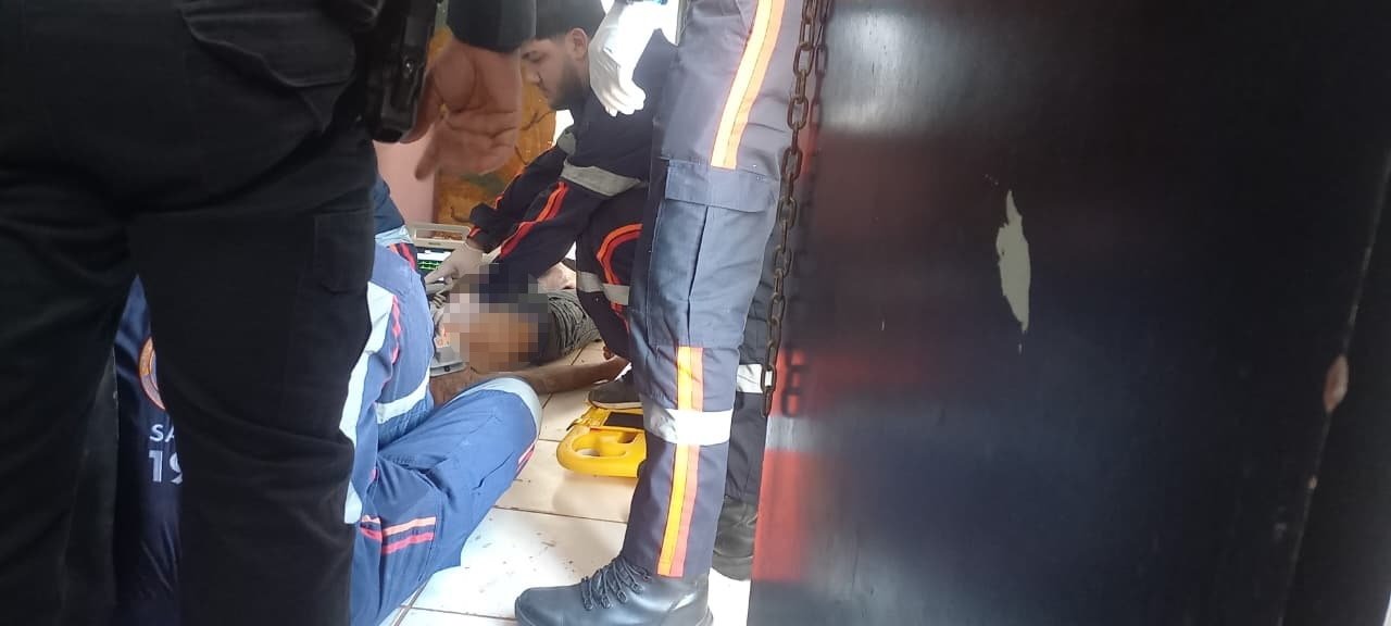 Jovem é encontrado baleado na cabeça em apartamento e está em estado grave